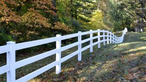 Read more about the article Vinyl Fence Supply for Contractors in Saskatoon: What Local Installers Need to Know